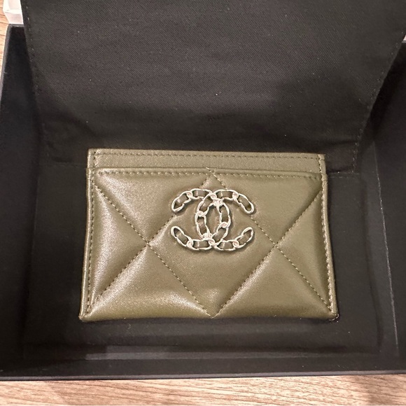 Chanel 19 card holder - Picture 3 of 3
